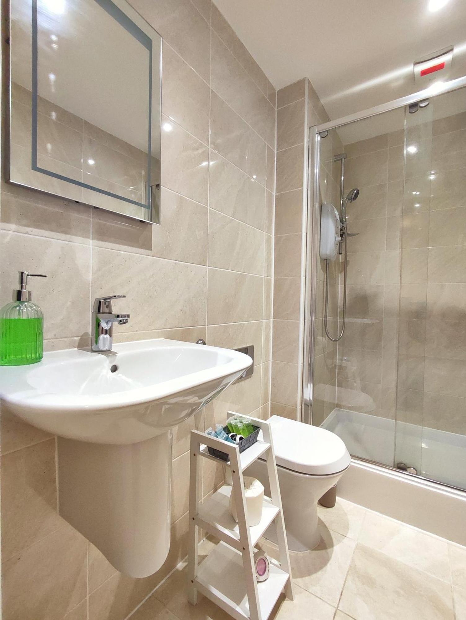 Duplex Apartment In Leeds With King Size Bed - Long Stay Rates Available Kültér fotó